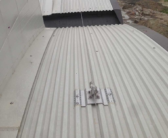 Installazione linea vita gancio singolo per lamiera grecata a Bergamo
